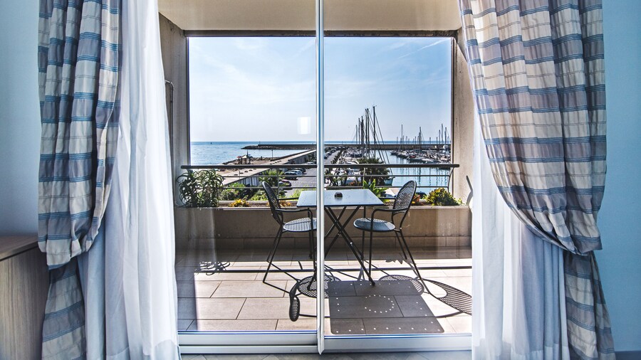 โรงแรมและที่พักอาเรกาย มารีน่า