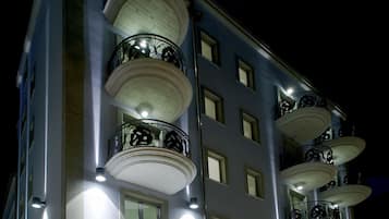Fassade der Unterkunft – Abend/Nacht