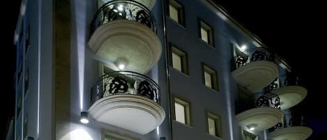Fassade der Unterkunft â Abend/Nacht