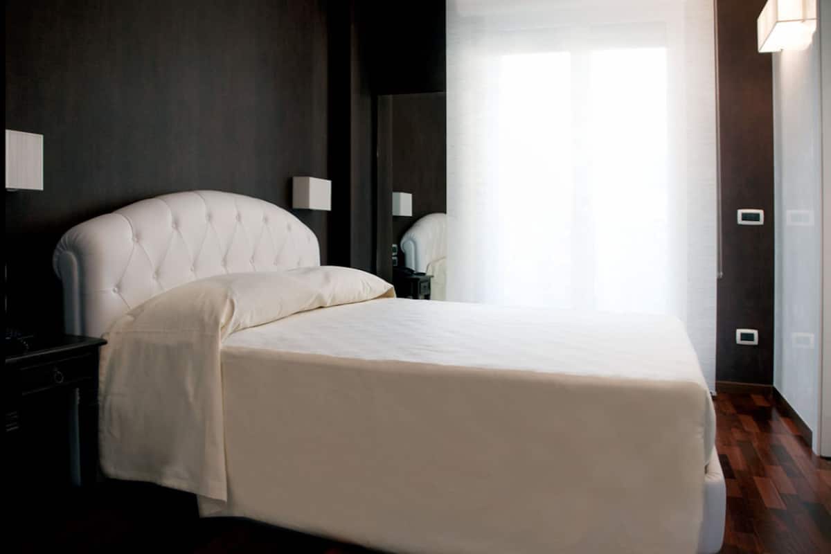 suite, balcony | premium bedding, minibar, in-room safe, desk