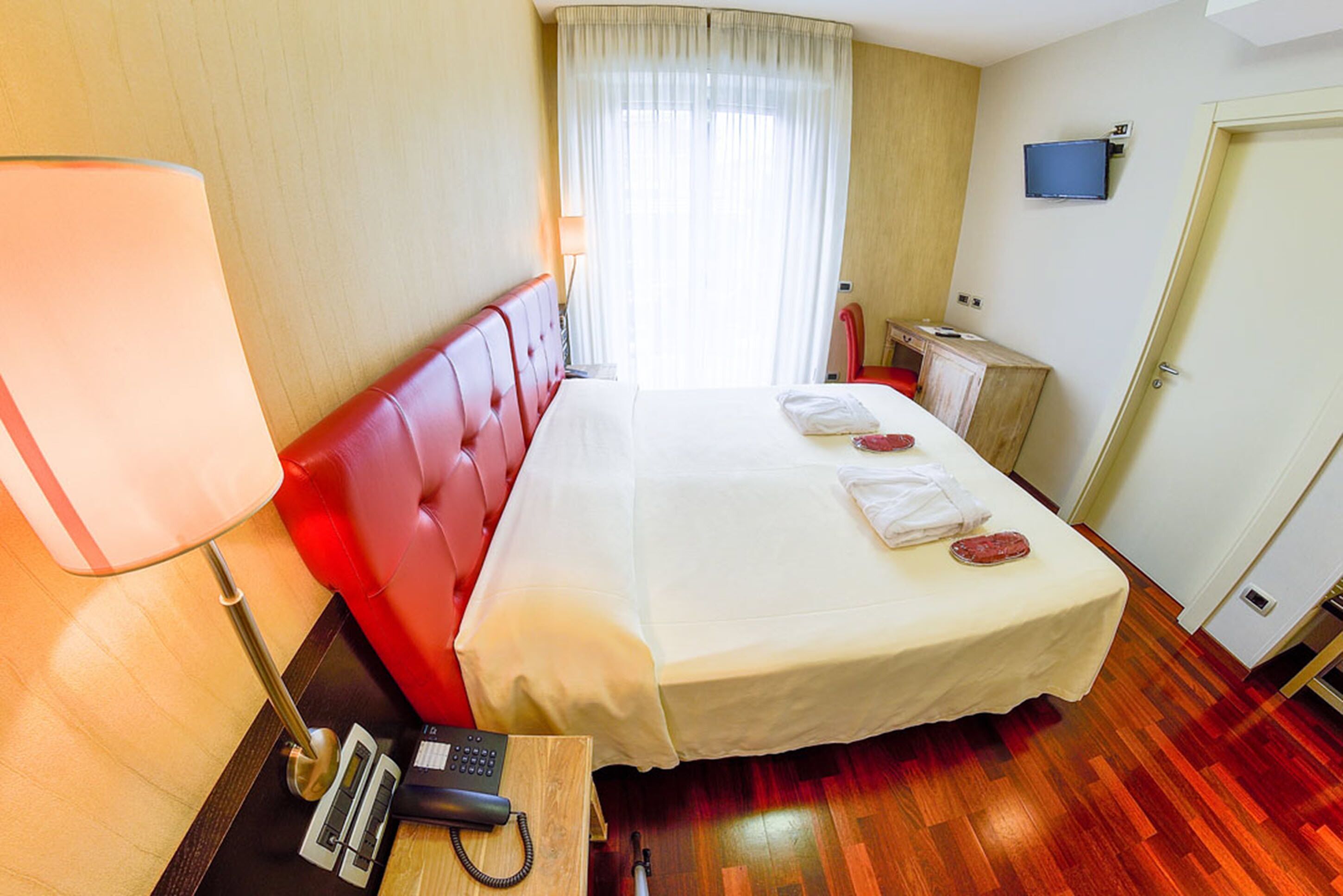 Ropa de cama de alta calidad, minibar, caja fuerte y escritorio