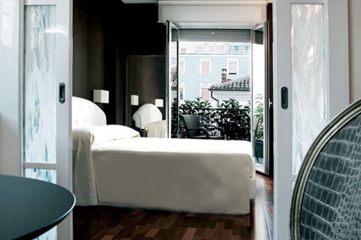 suite, balcony | premium bedding, minibar, in-room safe, desk