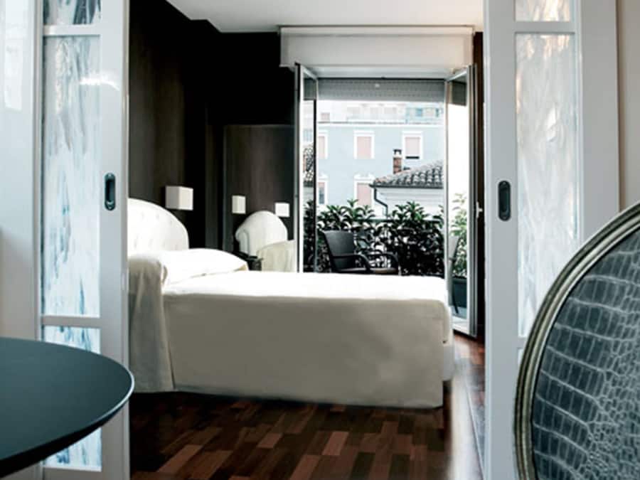 Suíte, sacada | Roupas de cama premium, frigobar, cofres nos quartos, escrivaninha