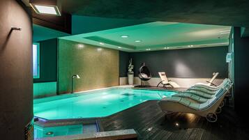 Una piscina cubierta