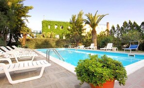 Außenpool, Sonnenschirme, Liegestühle