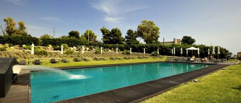 Außenpool, Sonnenschirme, Liegestühle