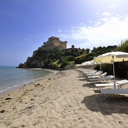 Spiaggia privata, lettini da mare, ombrelloni, teli da spiaggia