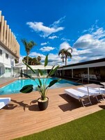 季节性开放的室外游泳池