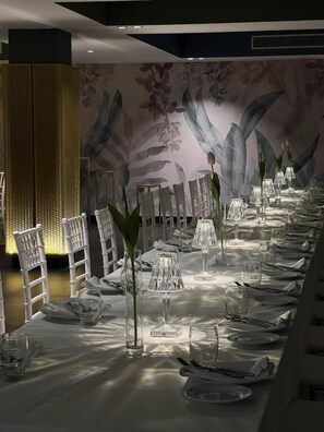 Breakfast, lunch, dinner served; Regional cuisine, pool views  - Hotel I Gigli (Nola)