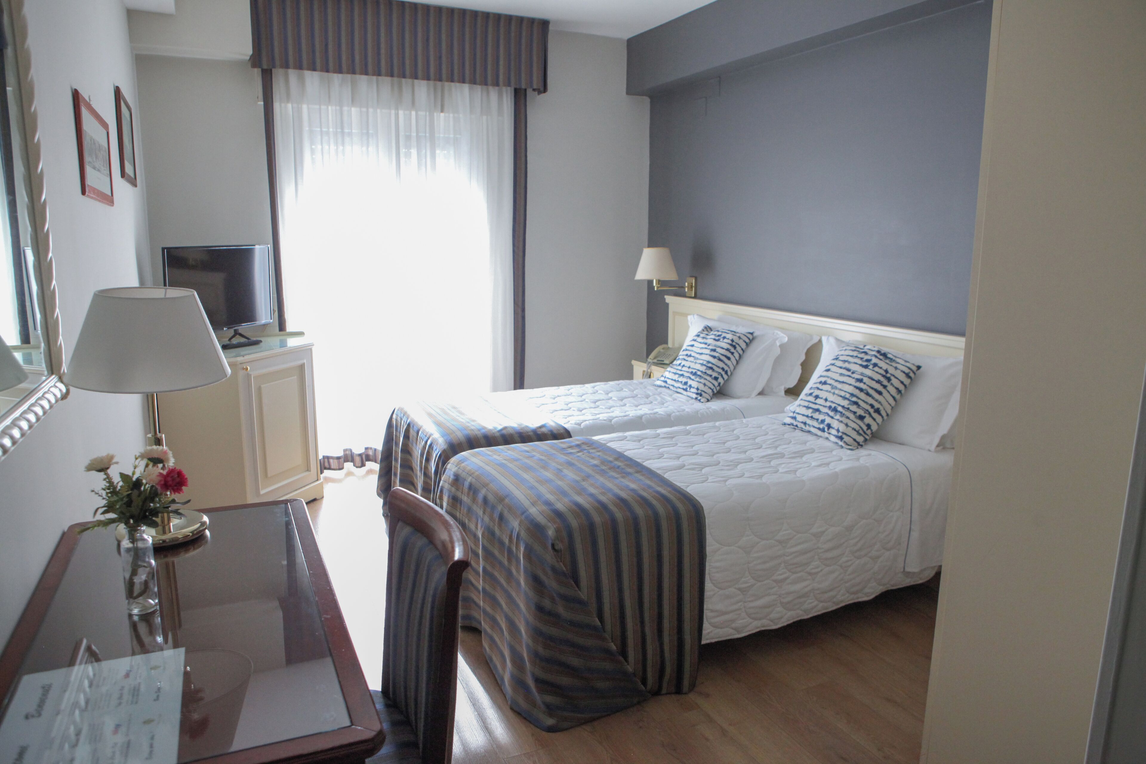 Habitación estándar con 2 camas individuales | 1 dormitorio, ropa de cama de alta calidad, minibar y caja fuerte