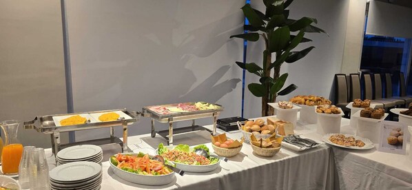A buffet with various food options, including salads, meats, and pastries, arranged on a table with a white tablecloth. - Hotel I Gigli (Nola)