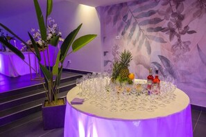 Petit déjeuner, déjeuner et dîner servis sur place