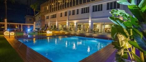 Kolam renang outdoor musiman