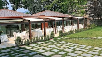 Se sirven almuerzos y cenas; cocina local; con vista al jardín