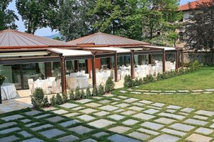 Serviço de almoço e jantar; culinária local, vistas para o jardim 