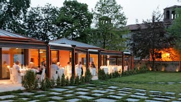 Aperto a pranzo e cena, con vista sul giardino 