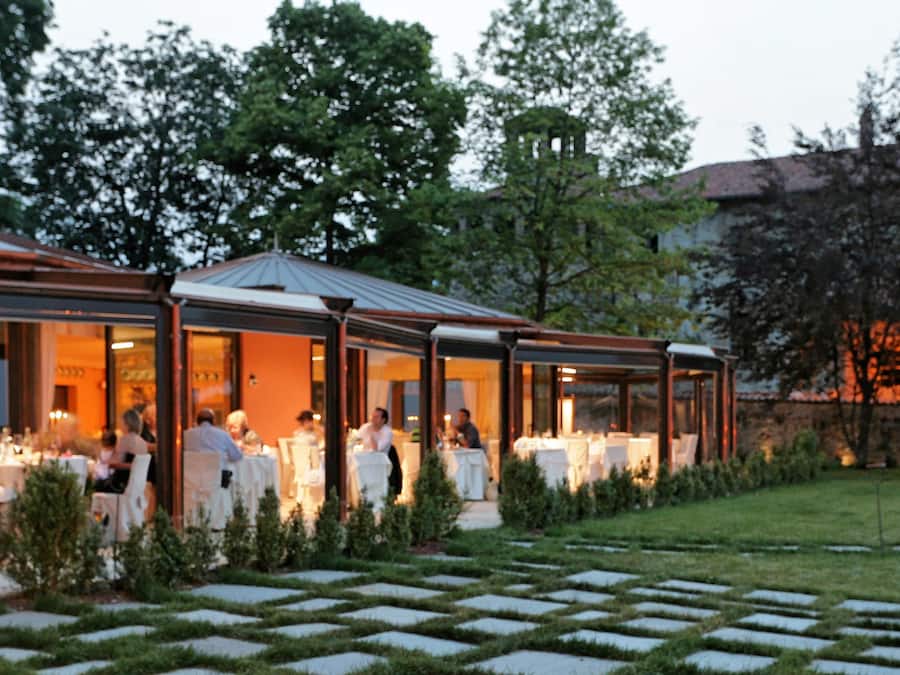 Lunsj og middag serveres, lokale retter, utsikt mot hagen