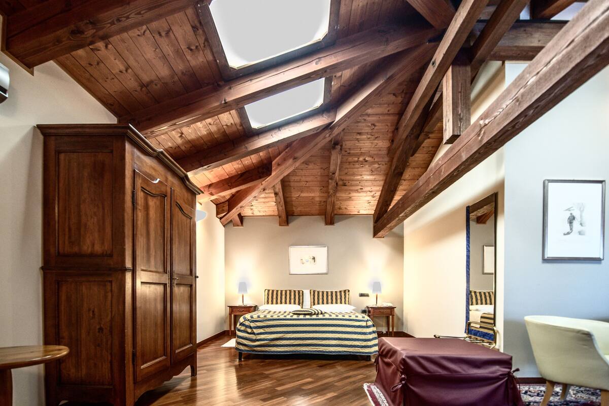 deluxe double room | 1 bedroom, minibar, in-room safe, desk