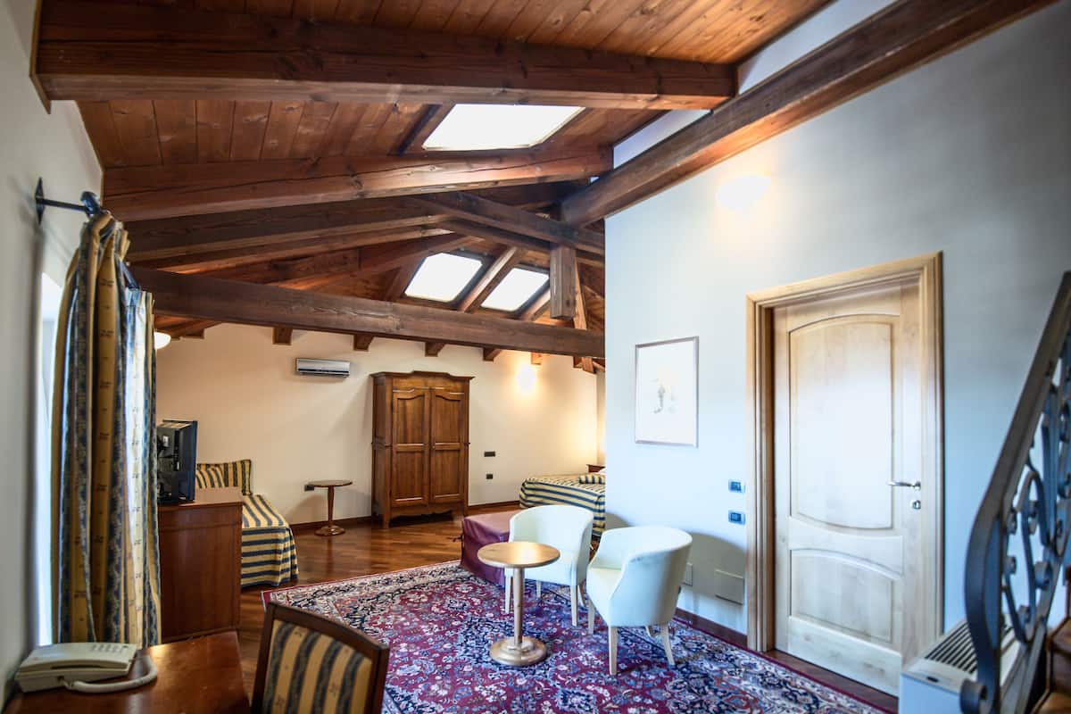 deluxe double room | 1 bedroom, minibar, in-room safe, desk