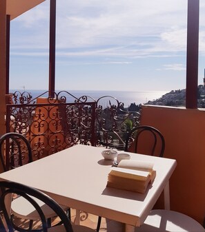 Quadruple Room | Terrace/patio - Andromaco Palace Hotel (Taormina)