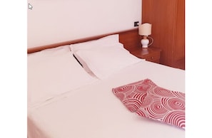 Doppelzimmer | Hochwertige Bettwaren, Schreibtisch, Bügeleisen/Bügelbrett, Babybetten