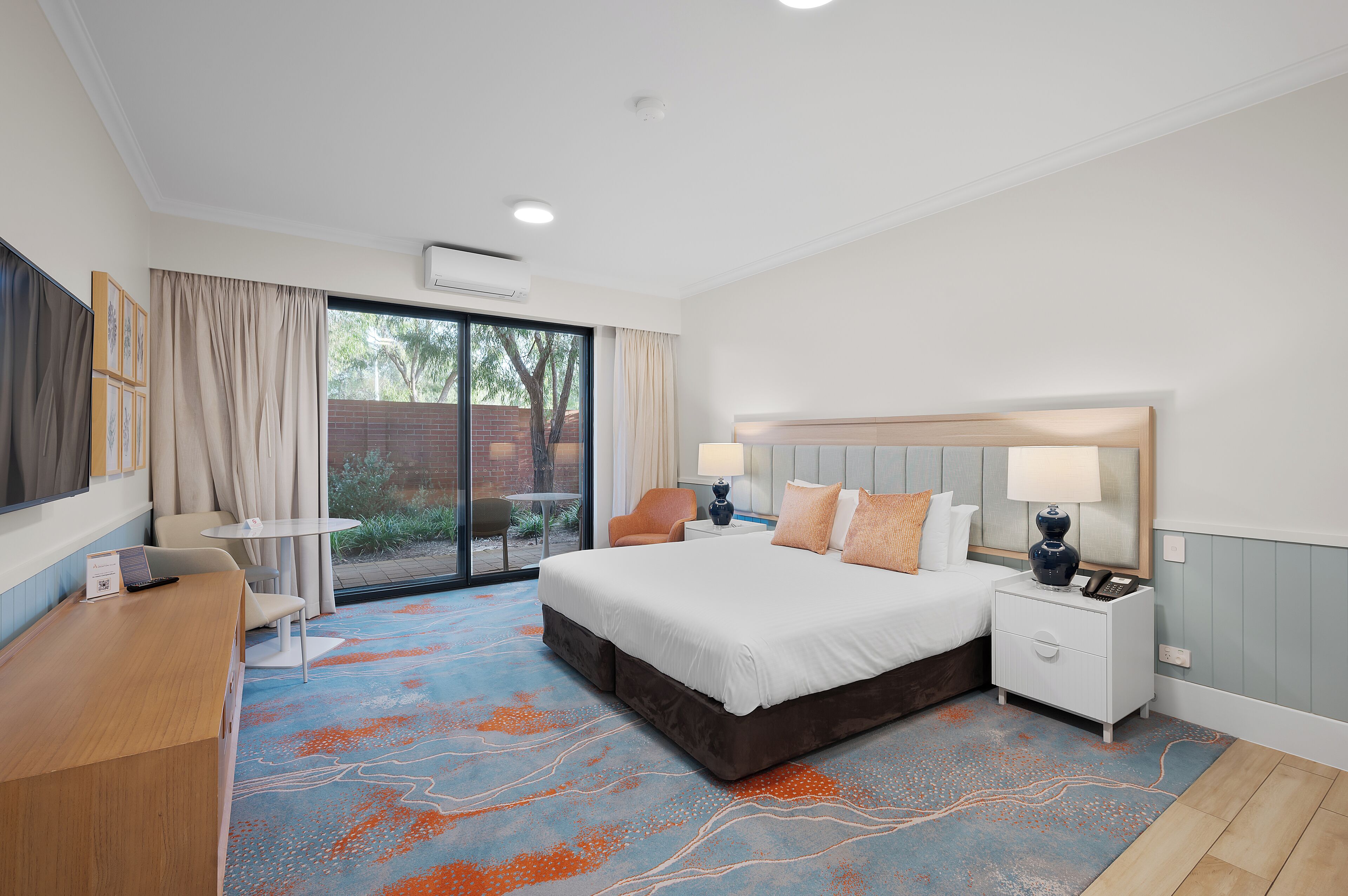 أغطية فراش متميزة ومكواة/لوح كي وأسرّة أطفال/رضّع وواي فاي