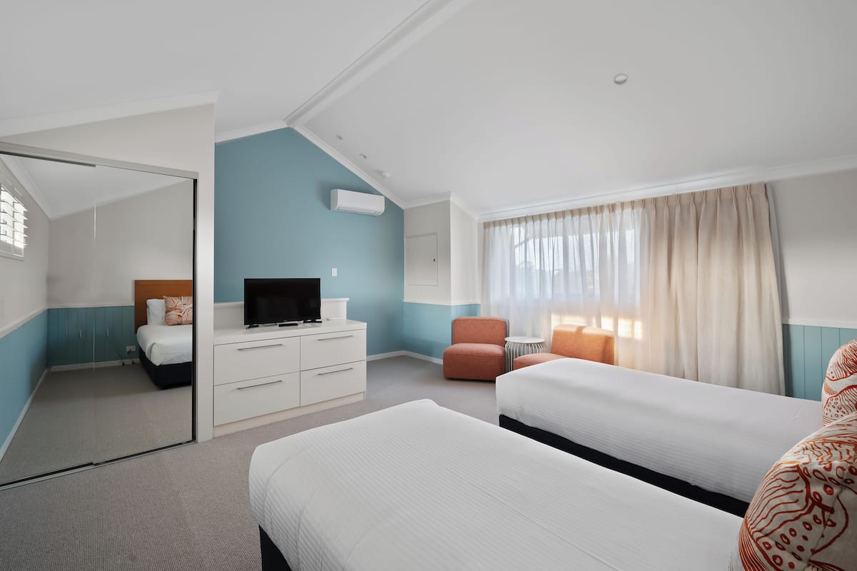 أغطية فراش متميزة ومكواة/لوح كي وأسرّة أطفال/رضّع وواي فاي