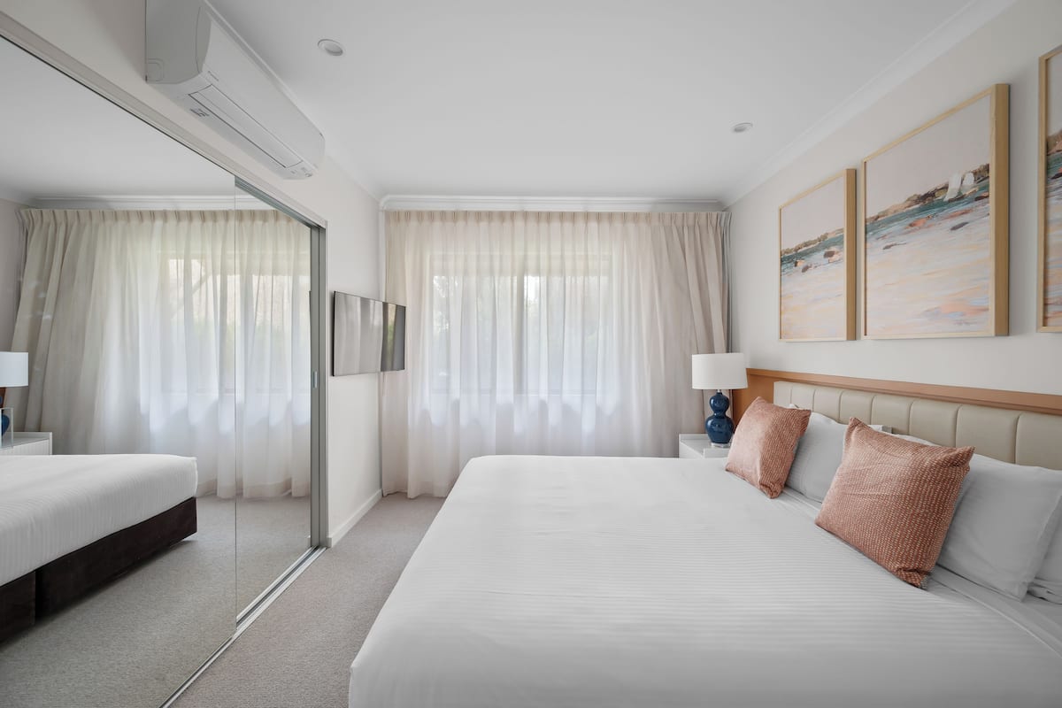 أغطية فراش متميزة ومكواة/لوح كي وأسرّة أطفال/رضّع وواي فاي