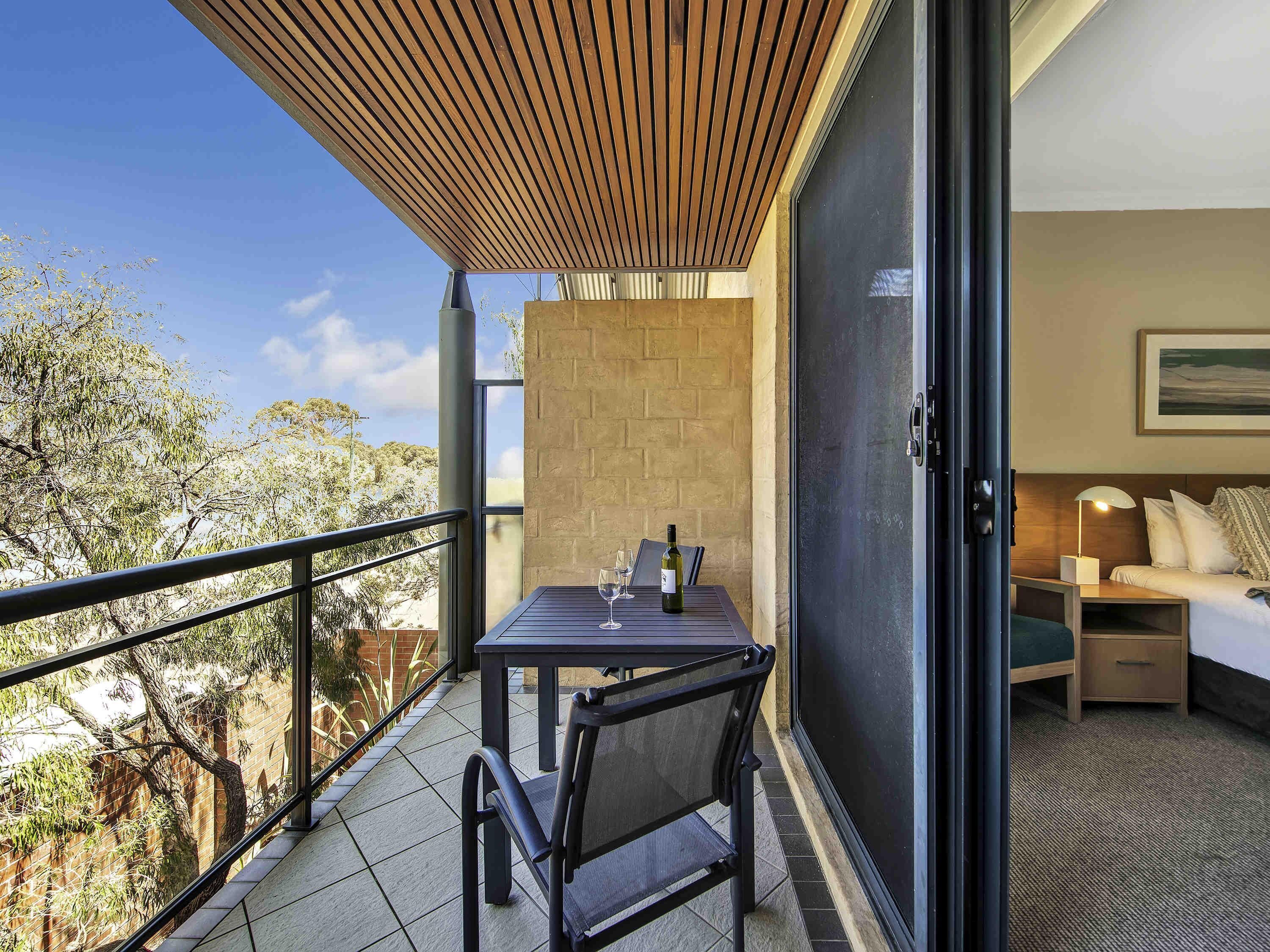 Studio, 1 King Bed | Premium bedding, iron/ironing board, cribs/infant beds, WiFi