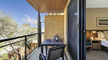 Studio, 1 King Bed | Premium bedding, iron/ironing board, cots/infant beds, WiFi