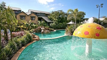 Sisäuima-allas, ulkouima-allas