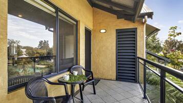 Apartment, 3 Bedrooms | Premium bedding, iron/ironing board, cots/infant beds, WiFi