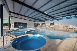 Una piscina cubierta, una piscina al aire libre