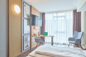 1 bedroom, hypo-allergenic bedding, desk, laptop workspace