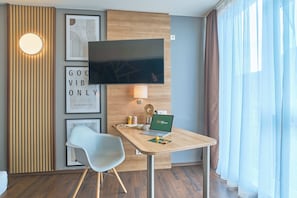 1 bedroom, hypo-allergenic bedding, desk, laptop workspace