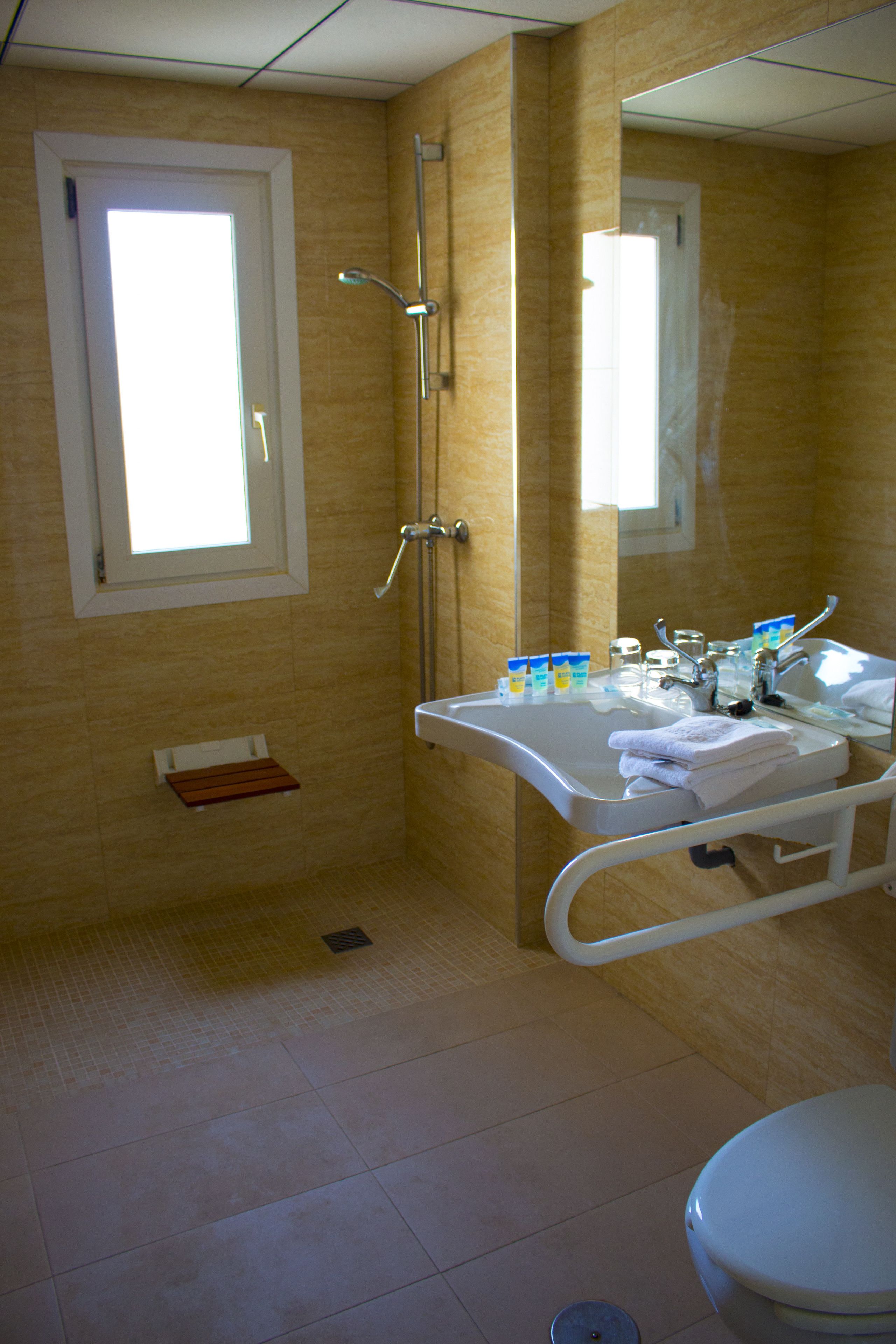 Un bagno con doccia, lavandino e WC.