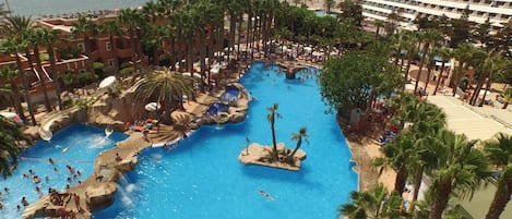 Piscine couverte, piscine extérieure, parasols de plage, chaises longues