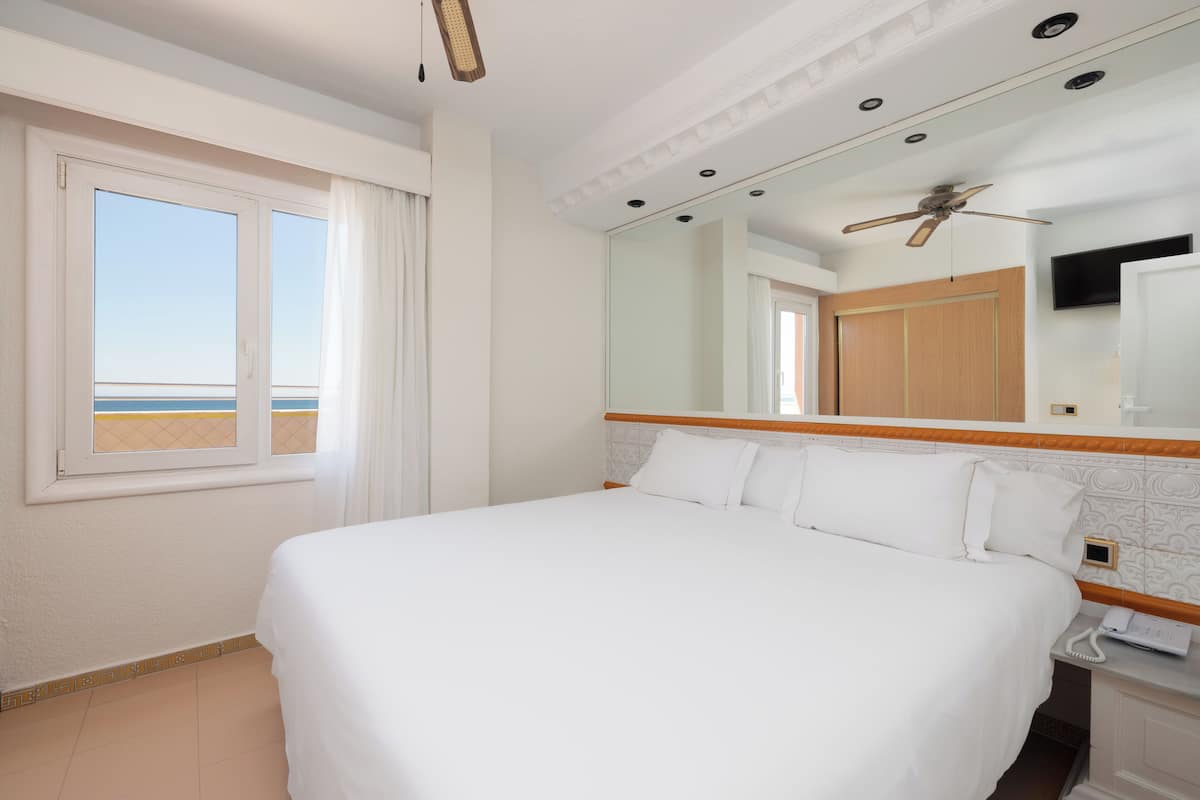 Kahden hengen huone, 1 makuuhuone, merinäköala | Minibaari, työpöytä, ilmainen Wi-Fi, vuodevaatteet