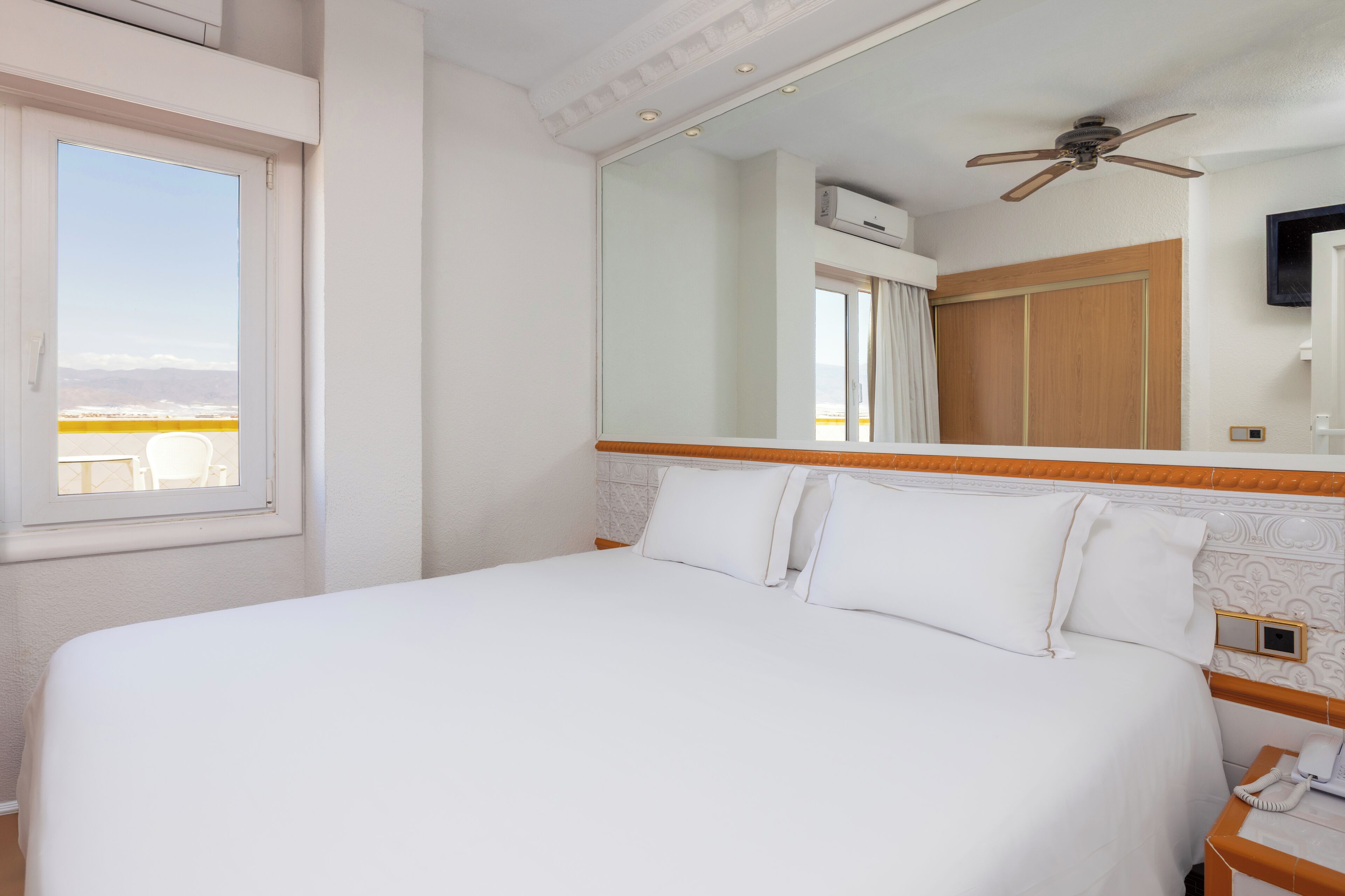 Kahden hengen huone, 1 makuuhuone | Minibaari, työpöytä, ilmainen Wi-Fi, vuodevaatteet