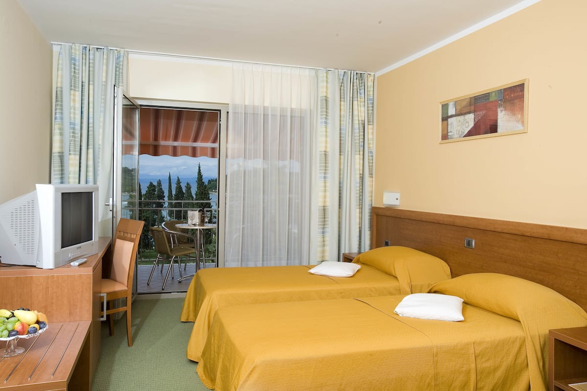 Chambre Supérieure Double ou avec lits jumeaux, balcon, vue mer | 1 chambre, bureau, rideaux occultants, Wi-Fi gratuit
