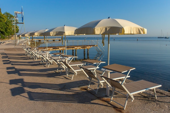 Plage privée, pêche sur place