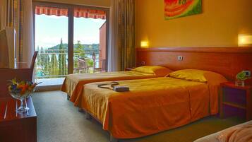 Habitación superior con 1 cama doble o 2 individuales, balcón, vistas al mar | Escritorio, cortinas opacas, wifi gratis y ropa de cama