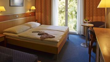 Schreibtisch, VerdunkelungsvorhÀnge, kostenloses WLAN, BettwÀsche