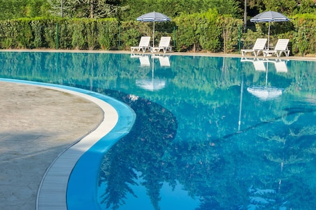 Una piscina techada, una piscina al aire libre