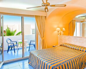 Habitación doble estándar de uso individual | Caja de seguridad en la habitación, escritorio y cortinas blackout 