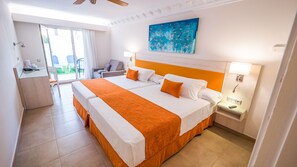 Caja de seguridad en la habitación, escritorio y cortinas blackout