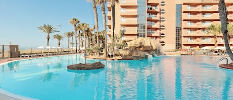Piscina interna, piscina externa, guarda-sóis, espreguiçadeiras