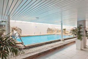 Sisäuima-allas, ulkouima-allas, aurinkovarjoja, aurinkotuoleja