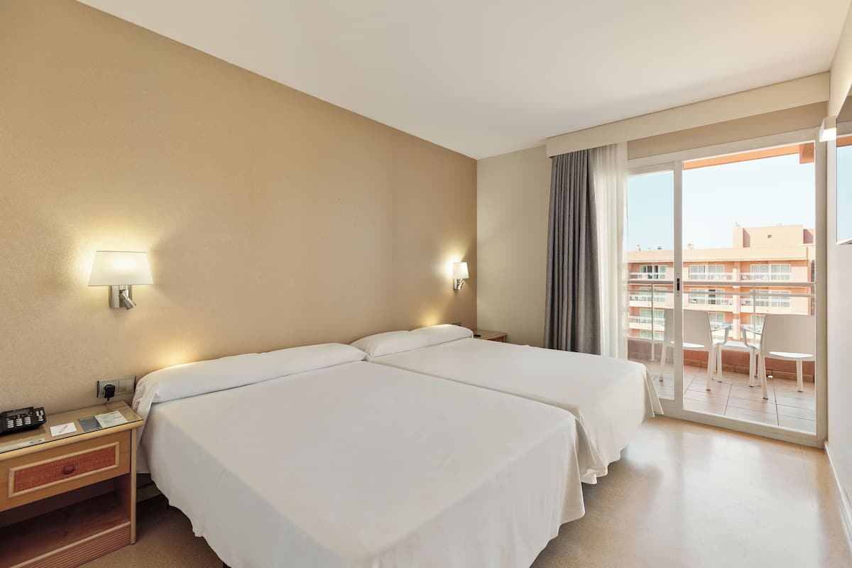 Minibar, coffre-fort, accès au Wi-Fi (inclus), literie fournie