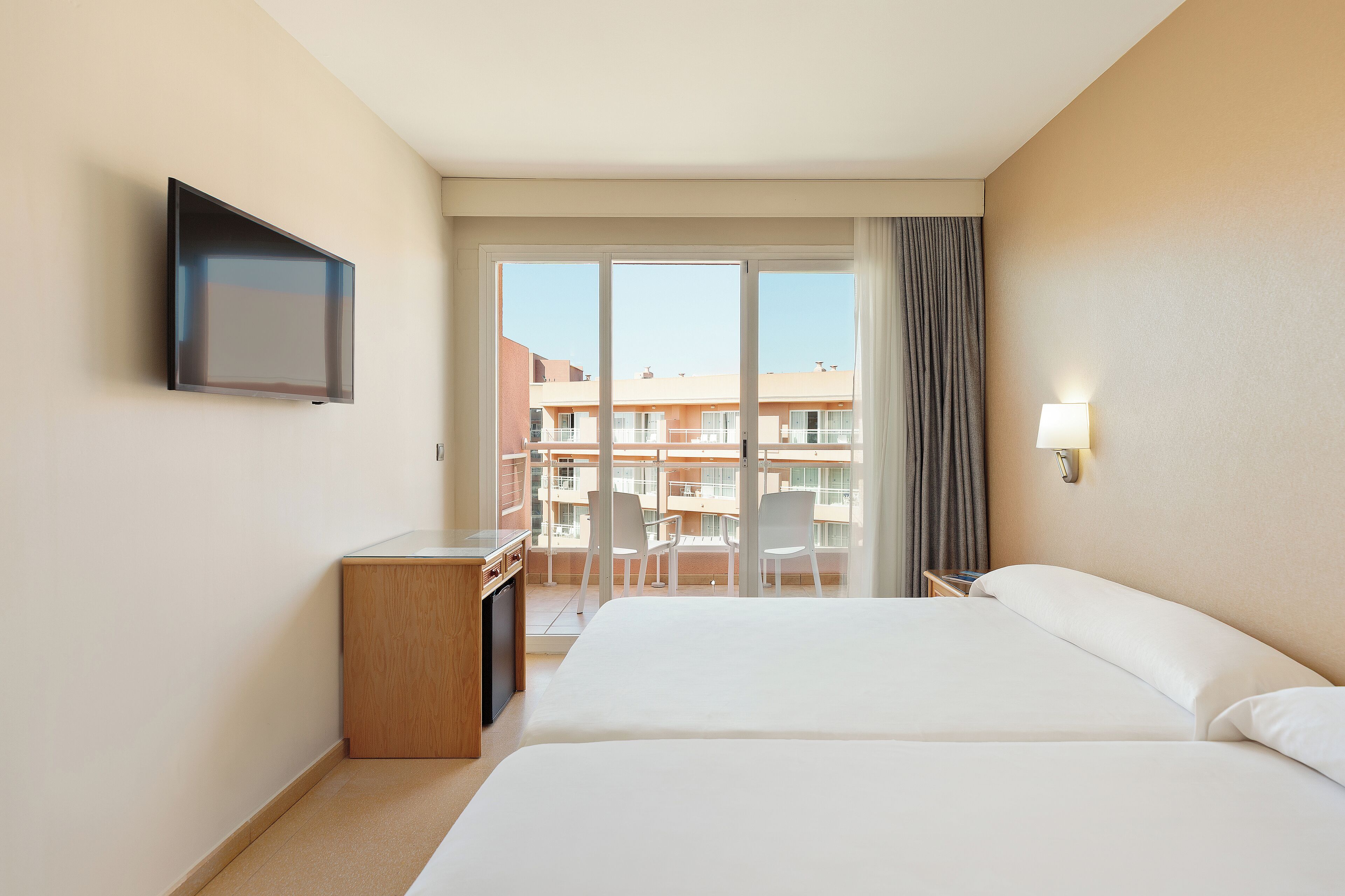 Minibar, coffre-fort, accès au Wi-Fi (inclus), literie fournie
